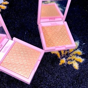 absolutely stunning highlighter by kylie